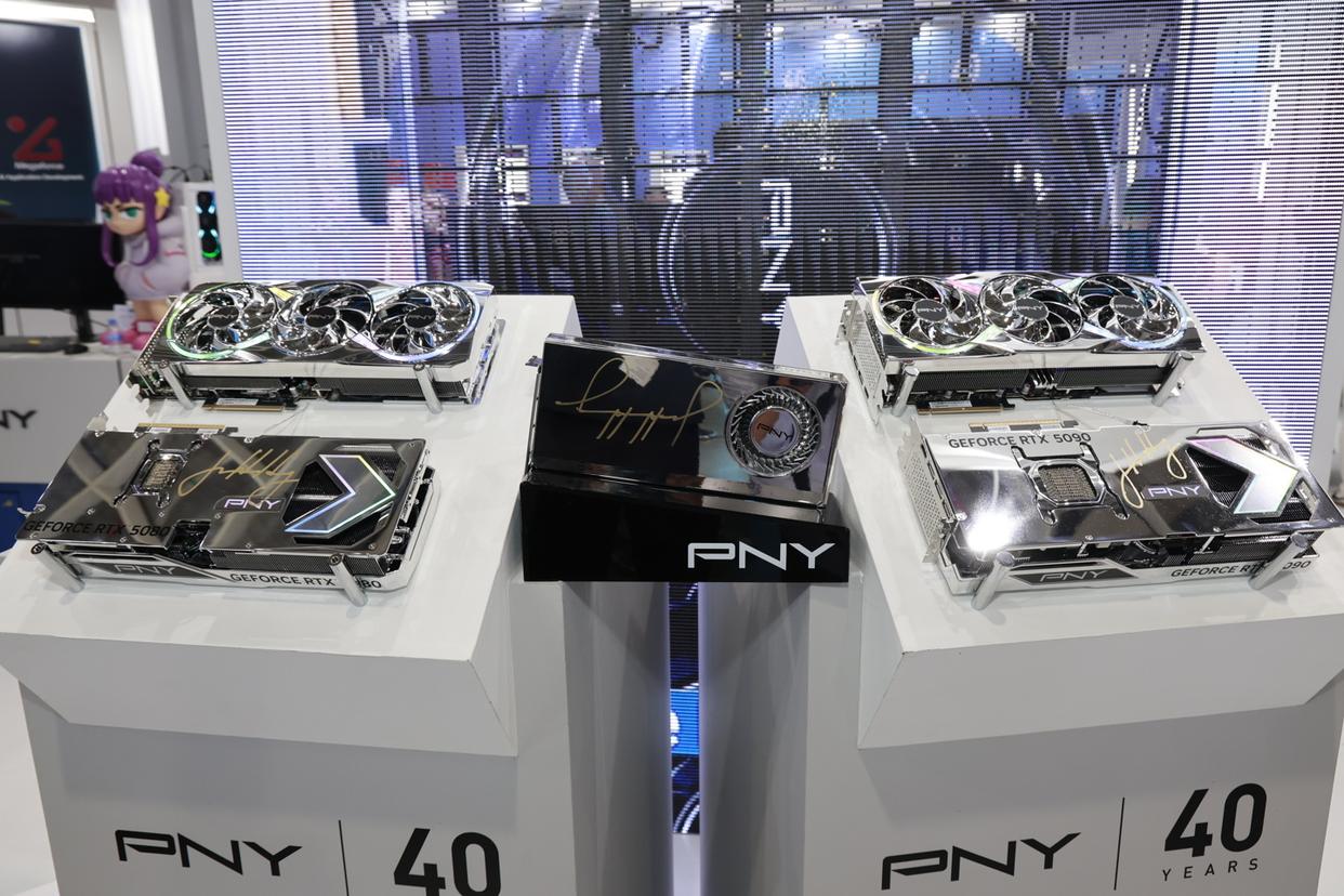 PNY发布Iron Core RTX 50显卡：镜面设计与黄仁勋签名彰显科技魅力